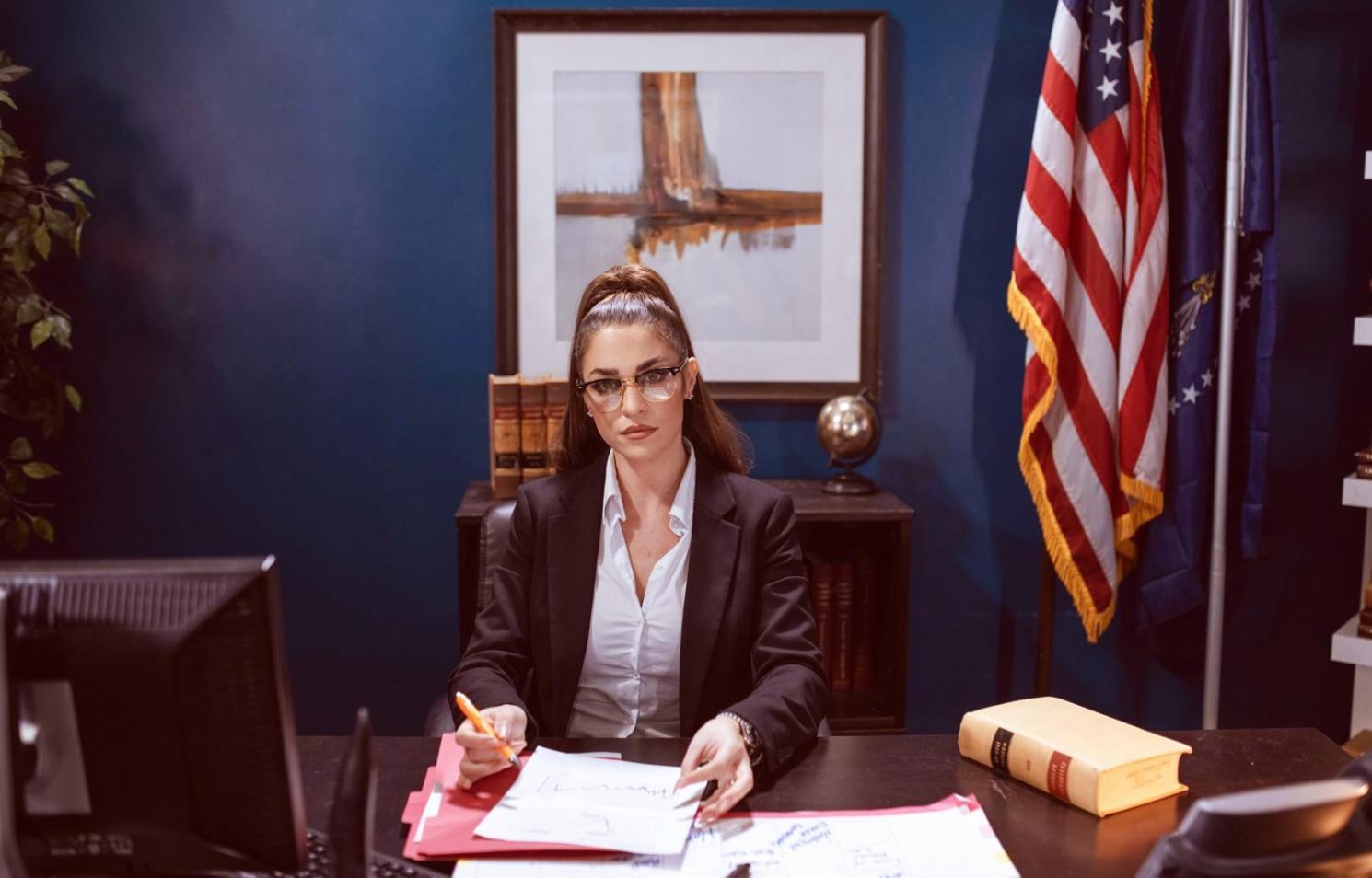 Юрист анализирует документы в офисе